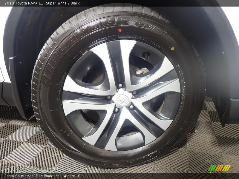 Super White / Black 2018 Toyota RAV4 LE
