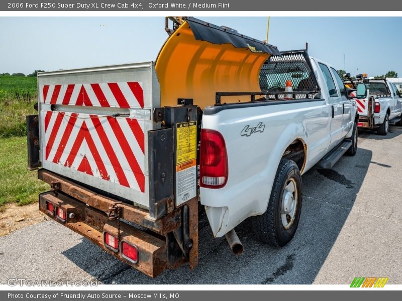 Oxford White / Medium Flint 2006 Ford F250 Super Duty XL Crew Cab 4x4