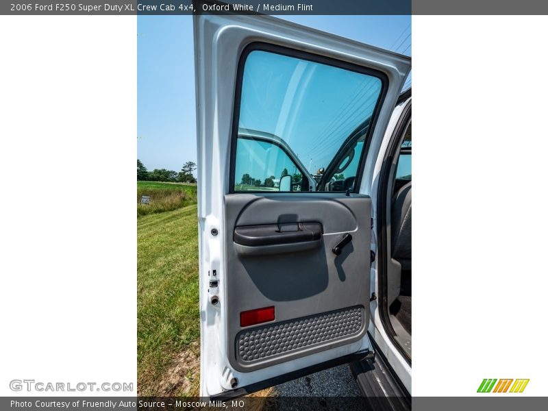 Oxford White / Medium Flint 2006 Ford F250 Super Duty XL Crew Cab 4x4
