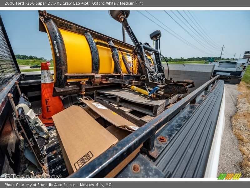 Oxford White / Medium Flint 2006 Ford F250 Super Duty XL Crew Cab 4x4