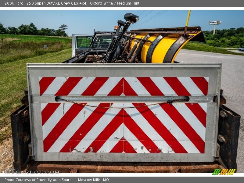 Oxford White / Medium Flint 2006 Ford F250 Super Duty XL Crew Cab 4x4