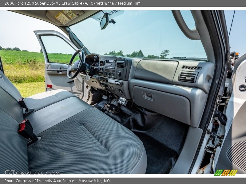 Oxford White / Medium Flint 2006 Ford F250 Super Duty XL Crew Cab 4x4