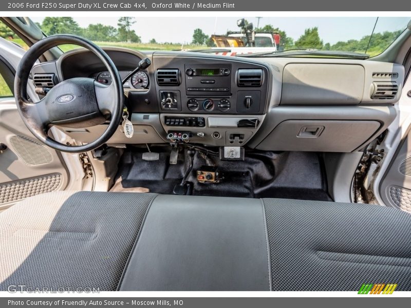 Oxford White / Medium Flint 2006 Ford F250 Super Duty XL Crew Cab 4x4