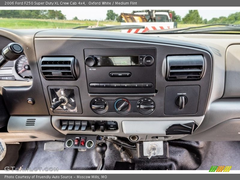 Oxford White / Medium Flint 2006 Ford F250 Super Duty XL Crew Cab 4x4