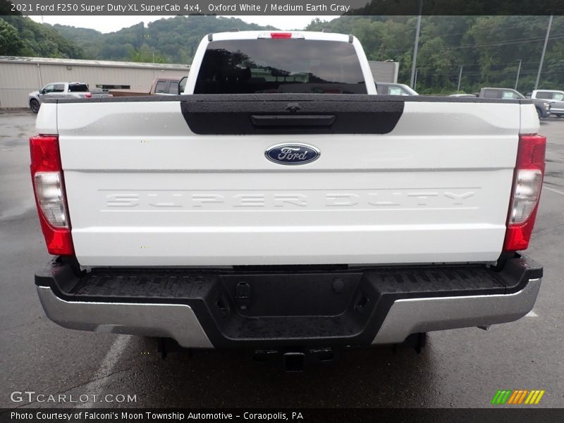 Oxford White / Medium Earth Gray 2021 Ford F250 Super Duty XL SuperCab 4x4