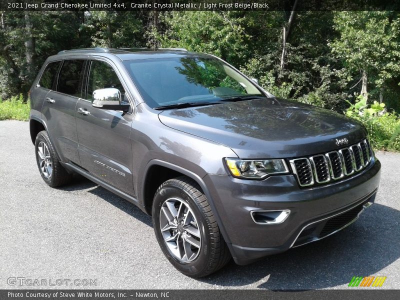 Front 3/4 View of 2021 Grand Cherokee Limited 4x4