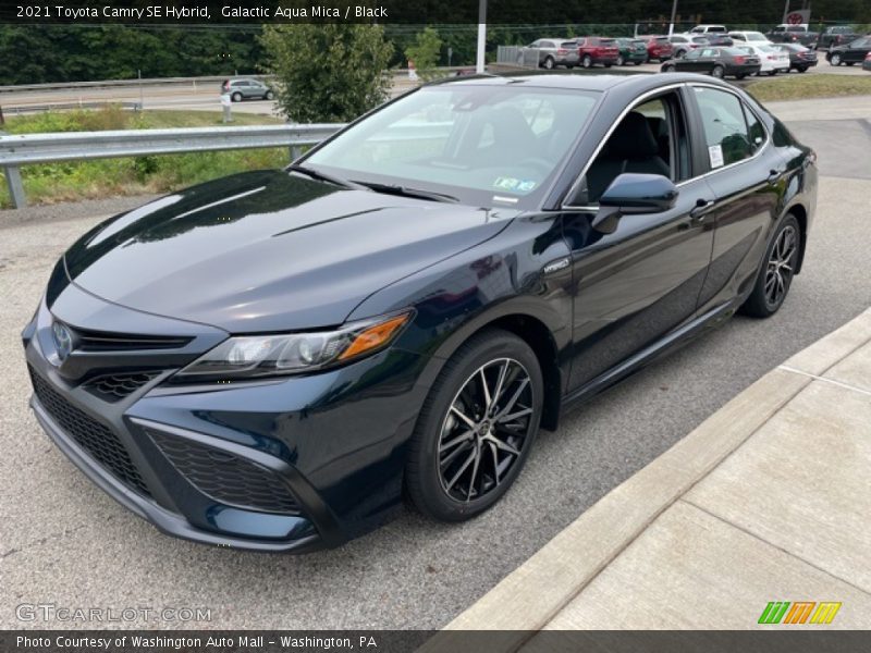 Front 3/4 View of 2021 Camry SE Hybrid