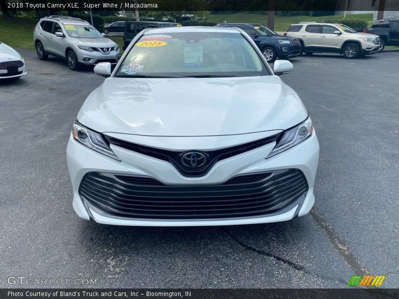 Super White / Macadamia 2018 Toyota Camry XLE