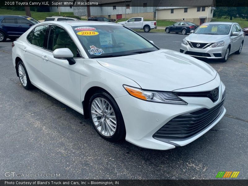 Super White / Macadamia 2018 Toyota Camry XLE