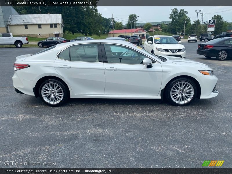 Super White / Macadamia 2018 Toyota Camry XLE