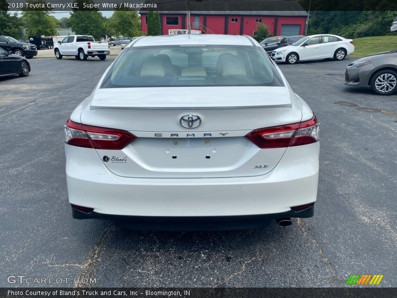 Super White / Macadamia 2018 Toyota Camry XLE