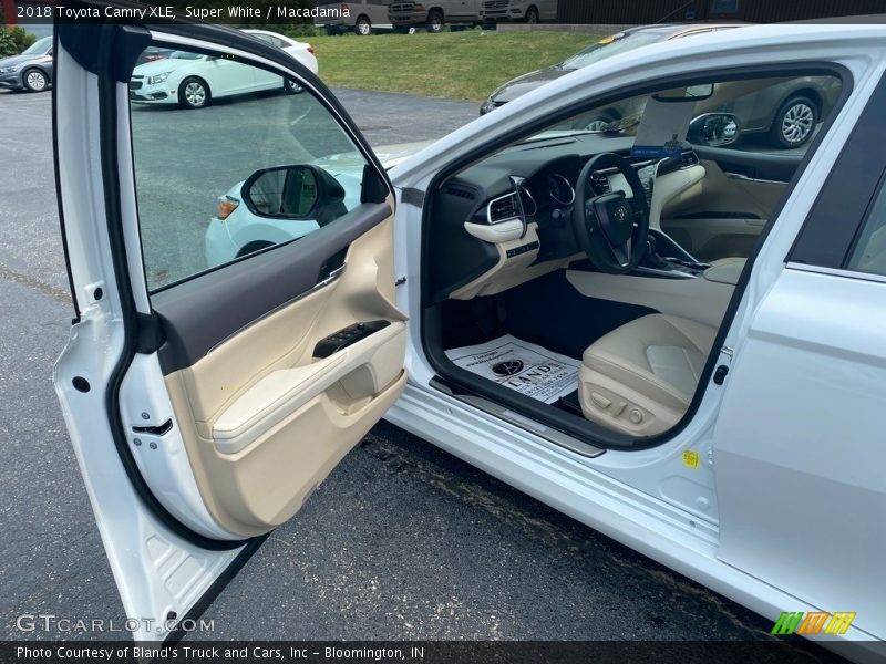 Super White / Macadamia 2018 Toyota Camry XLE