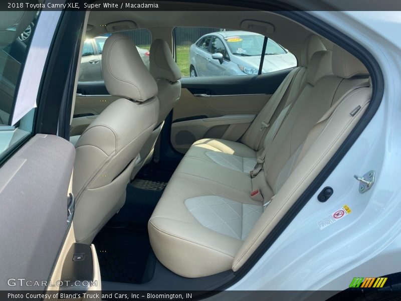 Super White / Macadamia 2018 Toyota Camry XLE