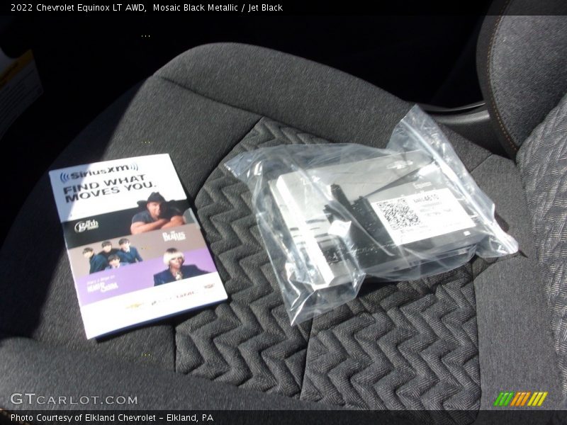 Mosaic Black Metallic / Jet Black 2022 Chevrolet Equinox LT AWD
