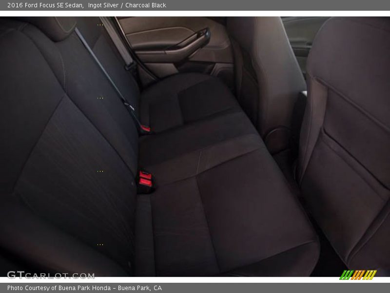 Ingot Silver / Charcoal Black 2016 Ford Focus SE Sedan