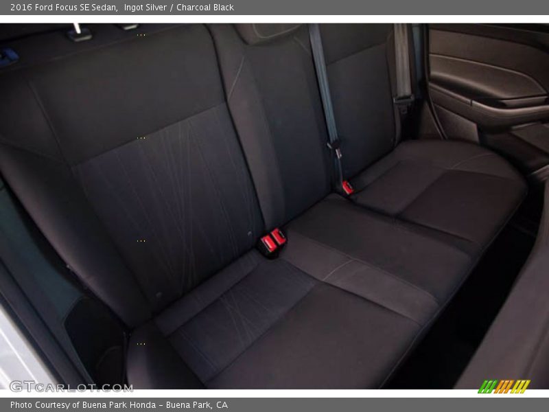 Ingot Silver / Charcoal Black 2016 Ford Focus SE Sedan
