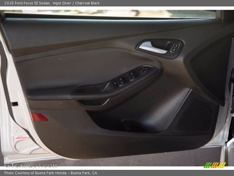 Ingot Silver / Charcoal Black 2016 Ford Focus SE Sedan
