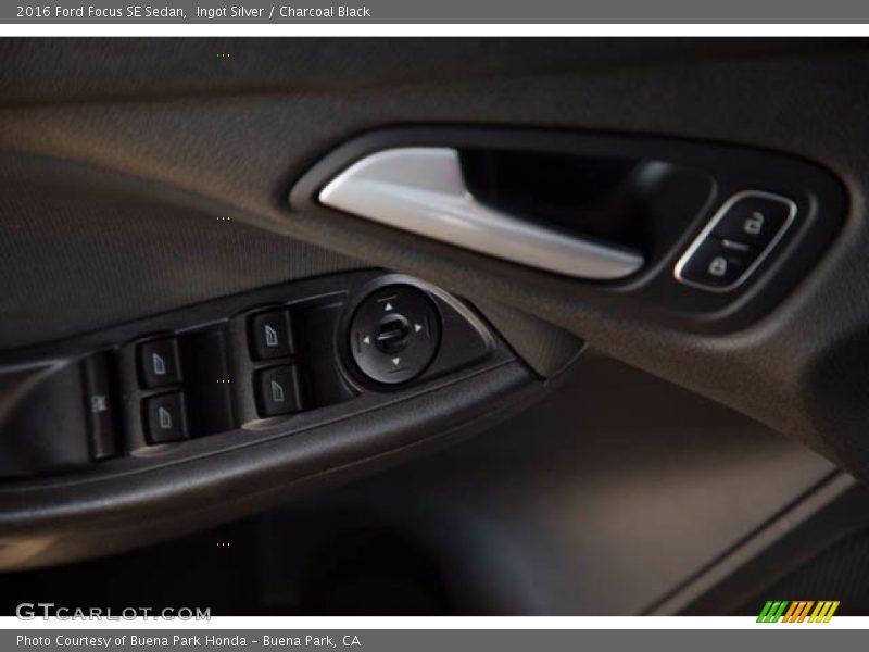 Ingot Silver / Charcoal Black 2016 Ford Focus SE Sedan
