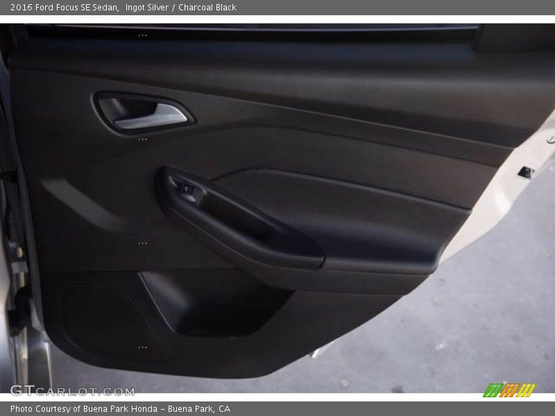 Ingot Silver / Charcoal Black 2016 Ford Focus SE Sedan