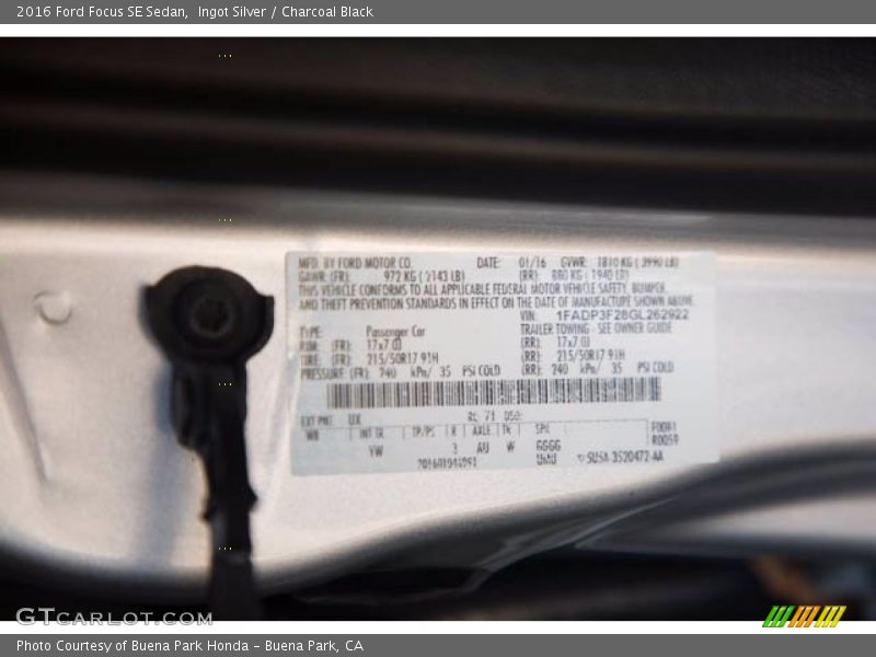 Ingot Silver / Charcoal Black 2016 Ford Focus SE Sedan