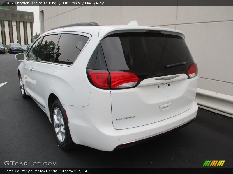 Tusk White / Black/Alloy 2017 Chrysler Pacifica Touring L