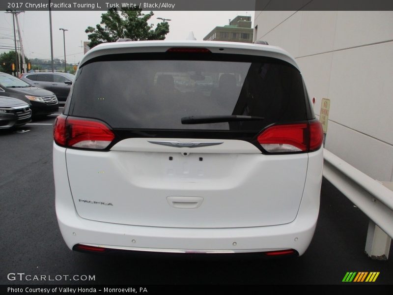 Tusk White / Black/Alloy 2017 Chrysler Pacifica Touring L