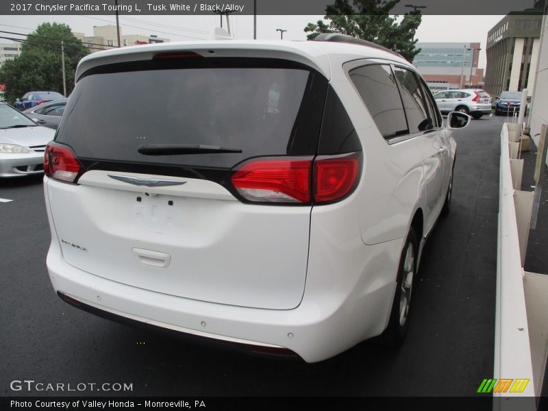 Tusk White / Black/Alloy 2017 Chrysler Pacifica Touring L