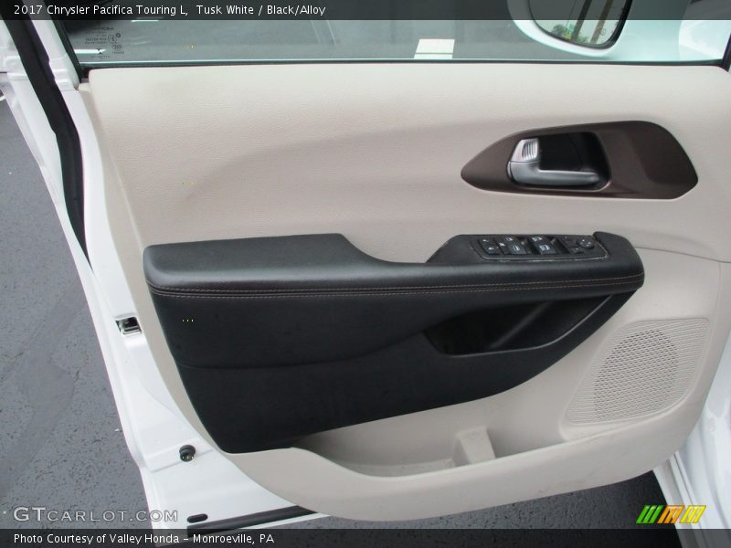 Tusk White / Black/Alloy 2017 Chrysler Pacifica Touring L