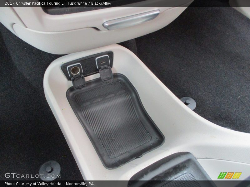 Tusk White / Black/Alloy 2017 Chrysler Pacifica Touring L