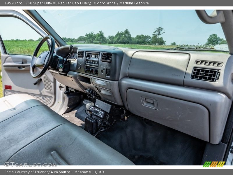 Dashboard of 1999 F350 Super Duty XL Regular Cab Dually