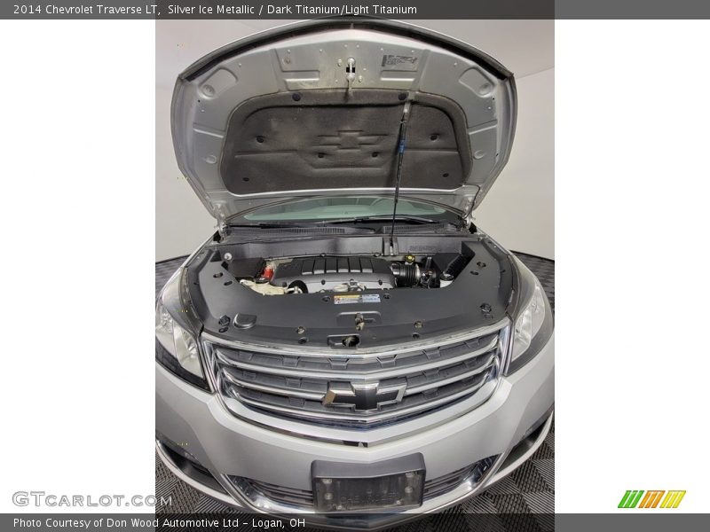 Silver Ice Metallic / Dark Titanium/Light Titanium 2014 Chevrolet Traverse LT