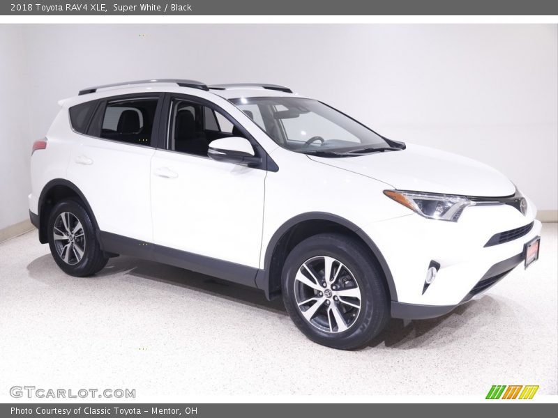 Super White / Black 2018 Toyota RAV4 XLE