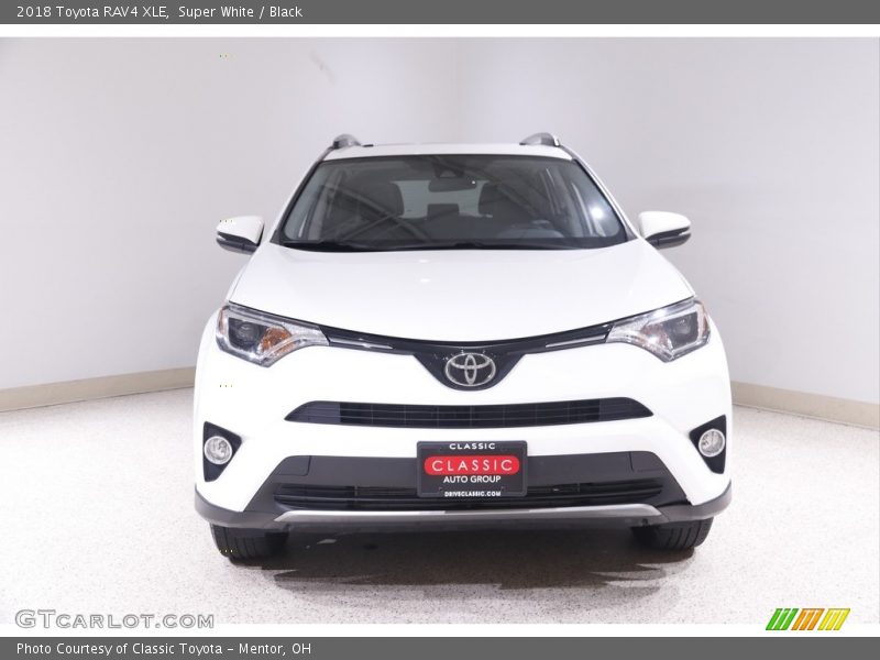 Super White / Black 2018 Toyota RAV4 XLE