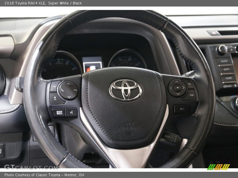 Super White / Black 2018 Toyota RAV4 XLE