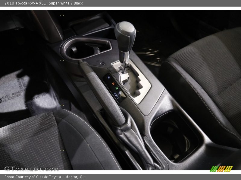 Super White / Black 2018 Toyota RAV4 XLE