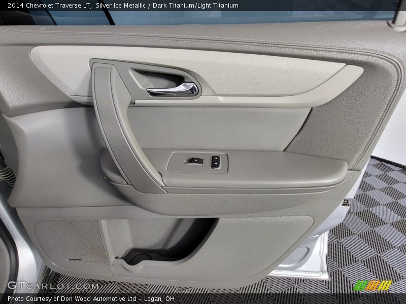 Silver Ice Metallic / Dark Titanium/Light Titanium 2014 Chevrolet Traverse LT