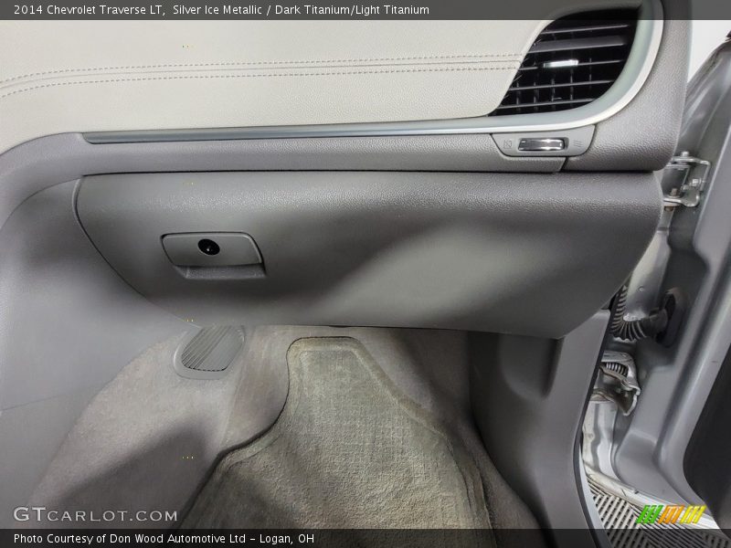 Silver Ice Metallic / Dark Titanium/Light Titanium 2014 Chevrolet Traverse LT