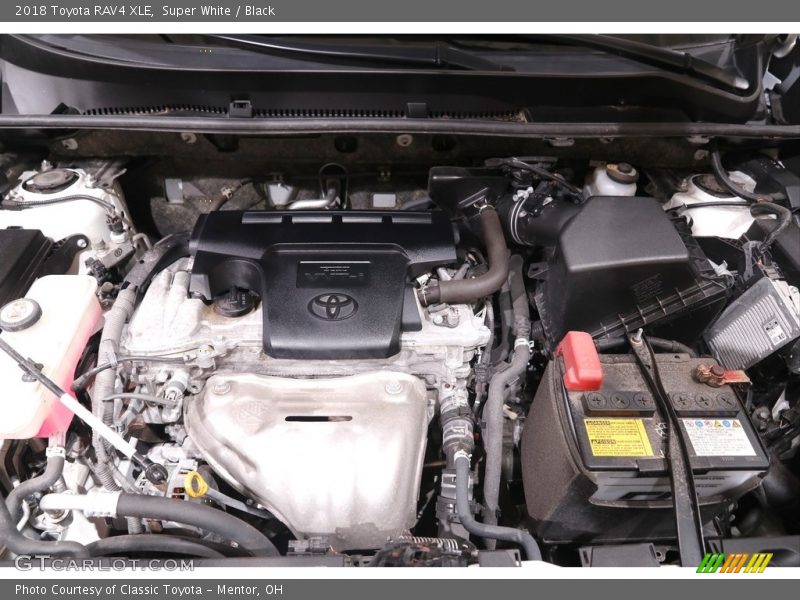 Super White / Black 2018 Toyota RAV4 XLE