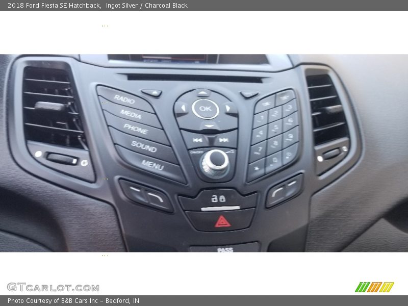 Ingot Silver / Charcoal Black 2018 Ford Fiesta SE Hatchback