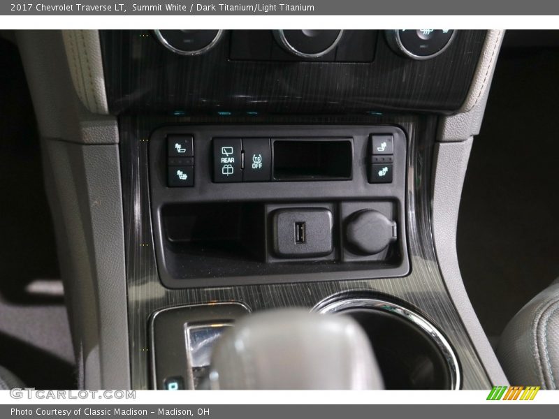 Summit White / Dark Titanium/Light Titanium 2017 Chevrolet Traverse LT