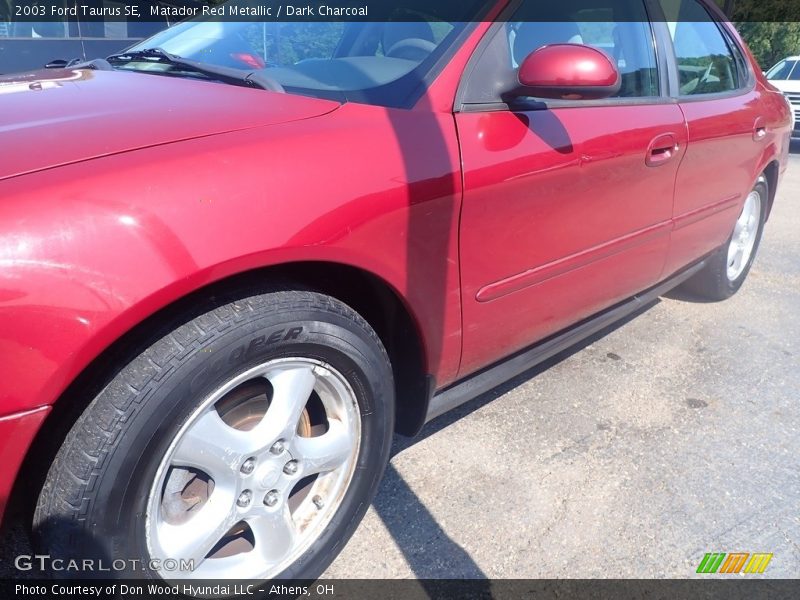 Matador Red Metallic / Dark Charcoal 2003 Ford Taurus SE