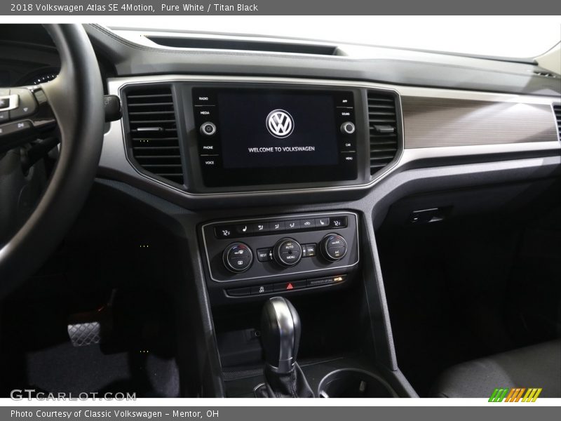 Pure White / Titan Black 2018 Volkswagen Atlas SE 4Motion