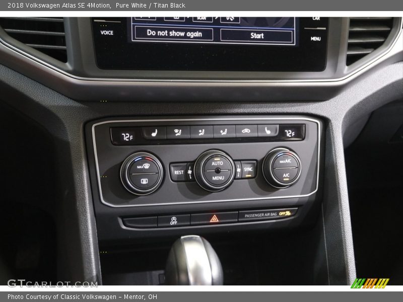Pure White / Titan Black 2018 Volkswagen Atlas SE 4Motion
