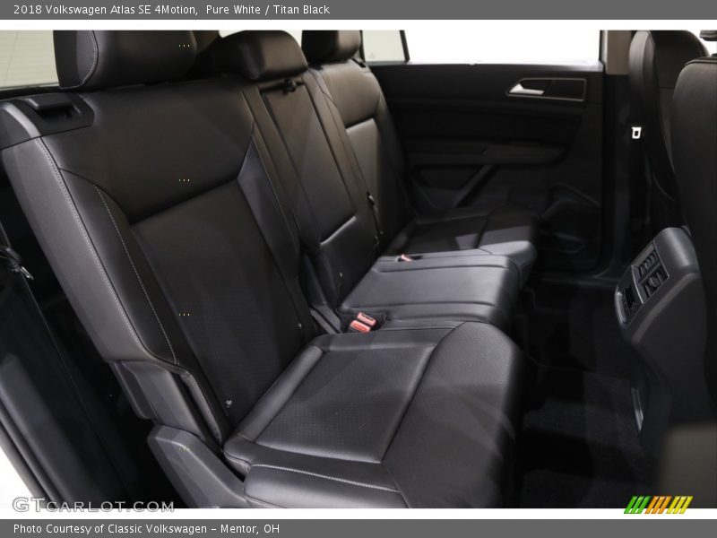 Pure White / Titan Black 2018 Volkswagen Atlas SE 4Motion