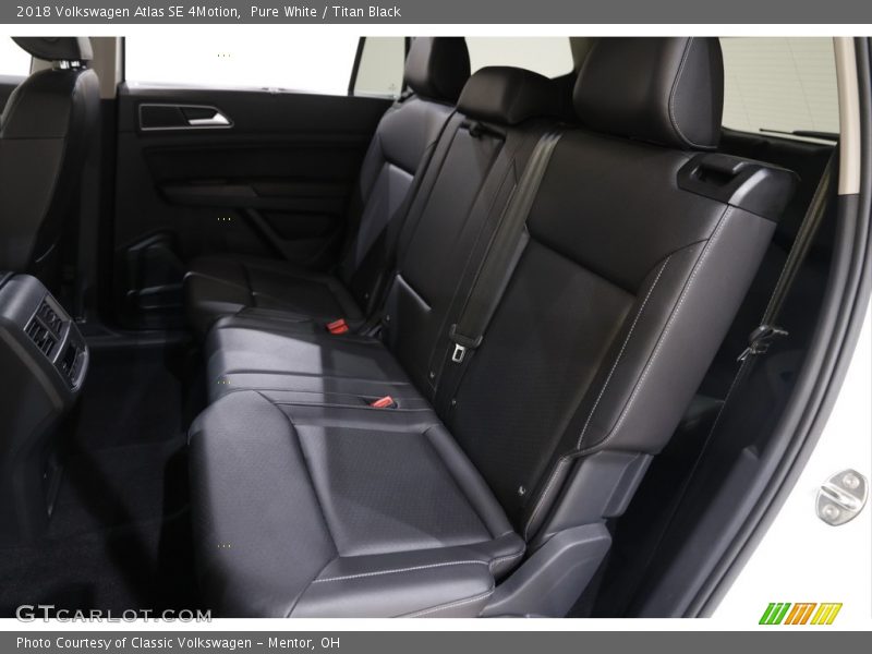 Pure White / Titan Black 2018 Volkswagen Atlas SE 4Motion