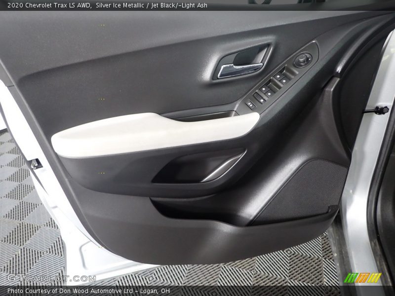 Silver Ice Metallic / Jet Black/­Light Ash 2020 Chevrolet Trax LS AWD