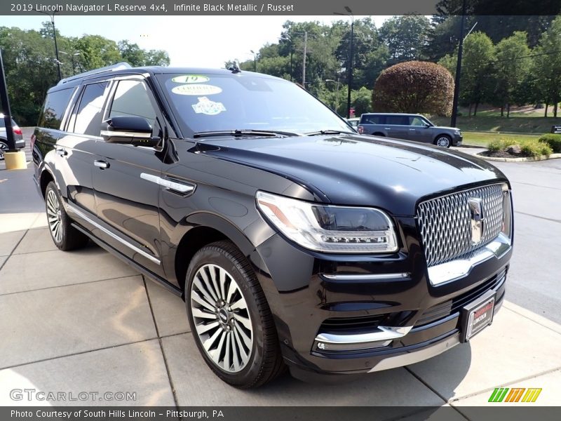 Front 3/4 View of 2019 Navigator L Reserve 4x4