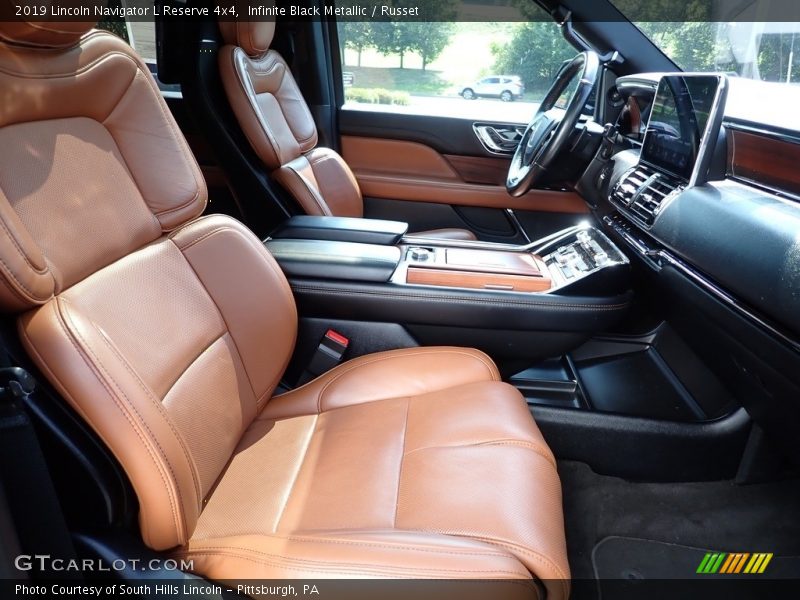 Front Seat of 2019 Navigator L Reserve 4x4