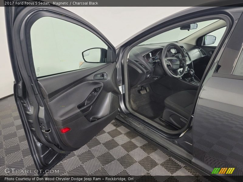 Magnetic / Charcoal Black 2017 Ford Focus S Sedan