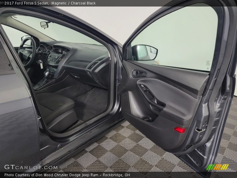 Magnetic / Charcoal Black 2017 Ford Focus S Sedan